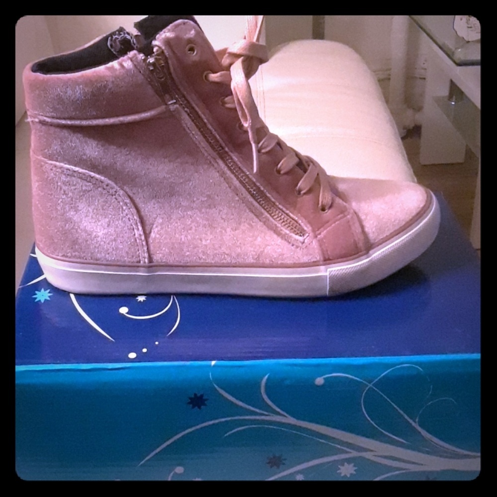 Mid high top shoes